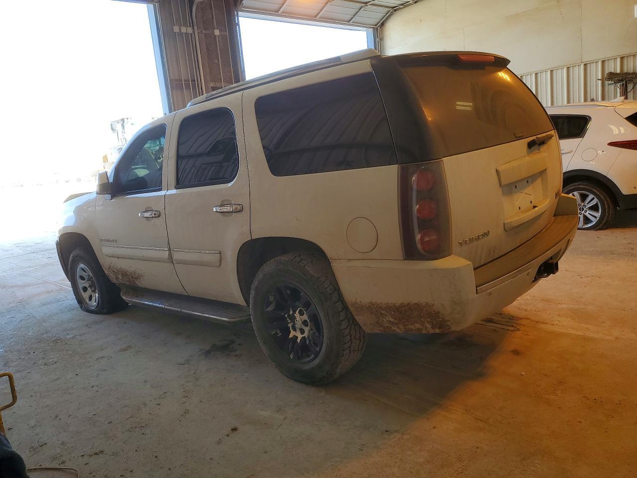 2007 GMC Yukon Denali - Image 2