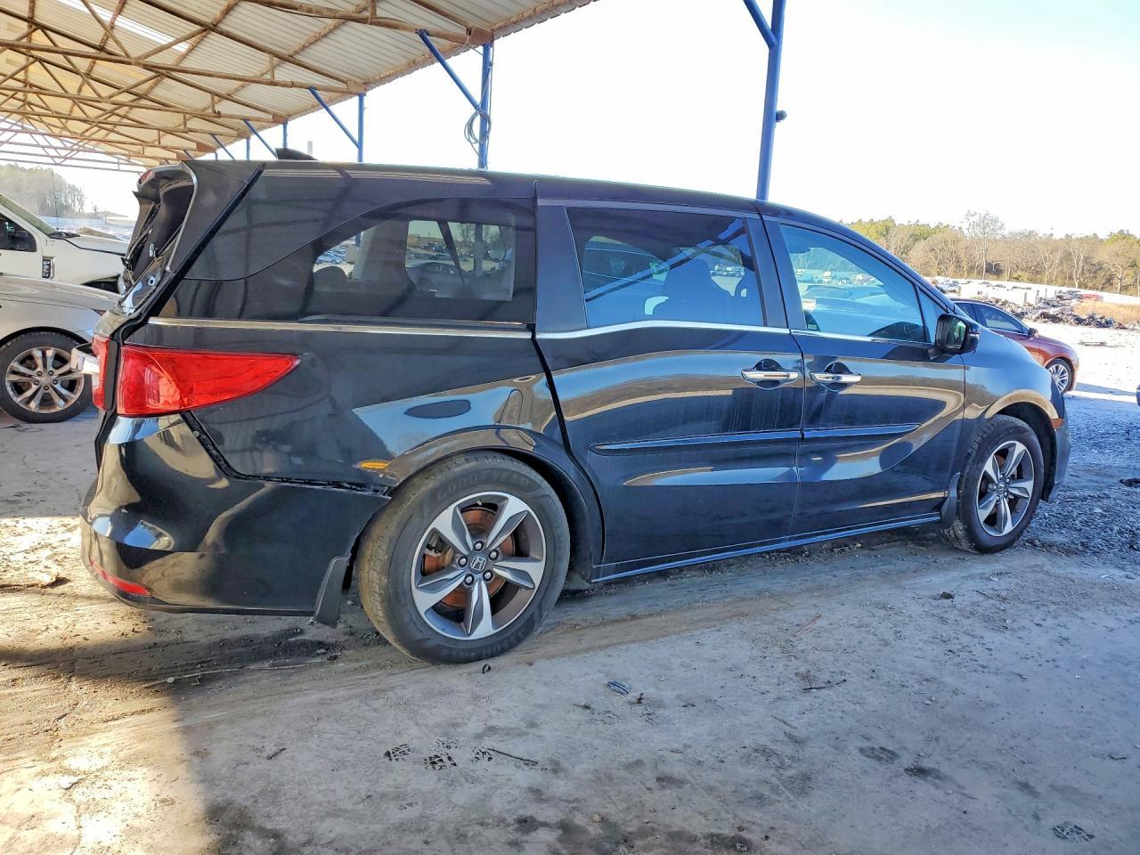 2018 Honda Odyssey Touring - Image 3