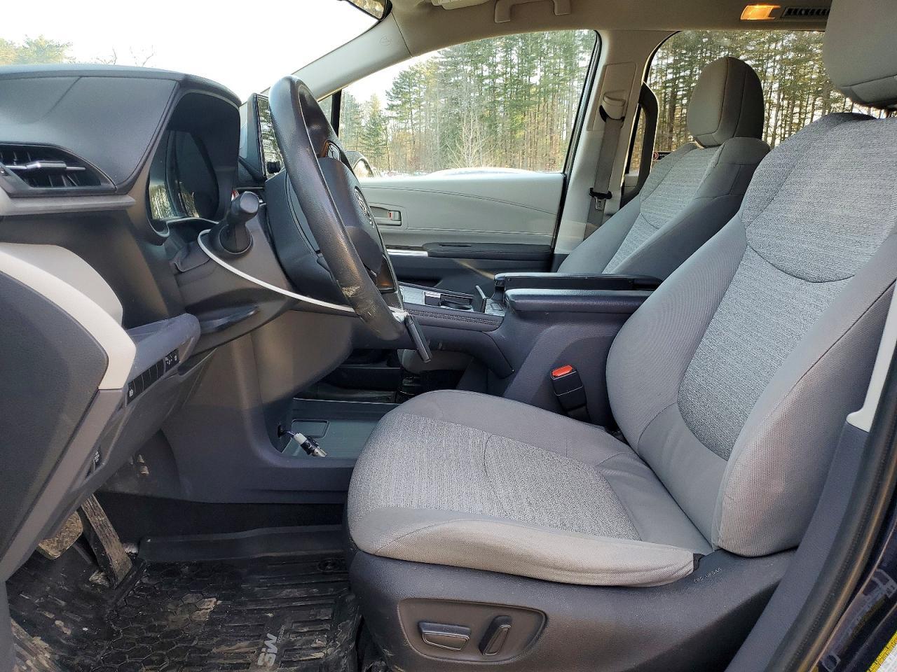 2022 Toyota Sienna Le 8-Passenger - Image 7
