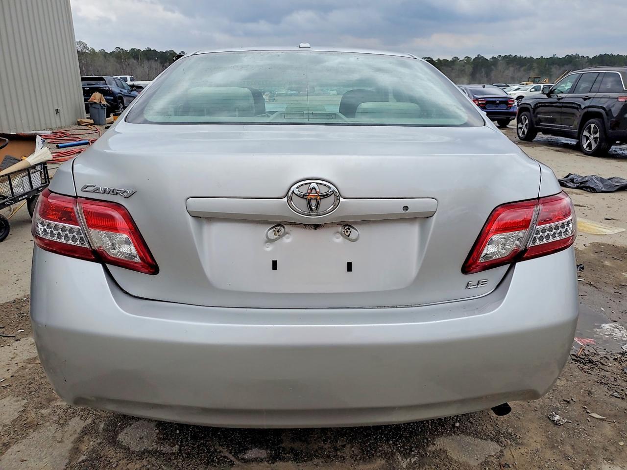2010 Toyota Camry Le - Фото 6