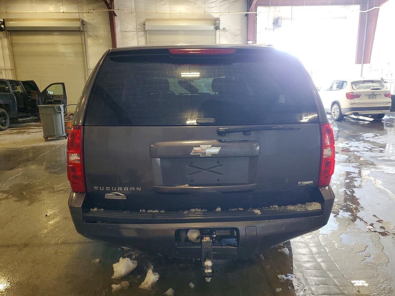 2010 Chevrolet Suburban C1500 Ls - Image 6