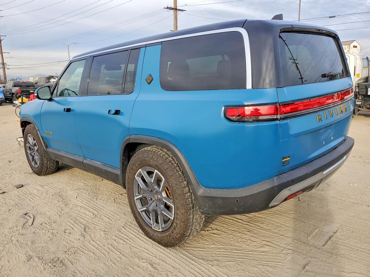 2023 Rivian R1S Adventure - Фото 2