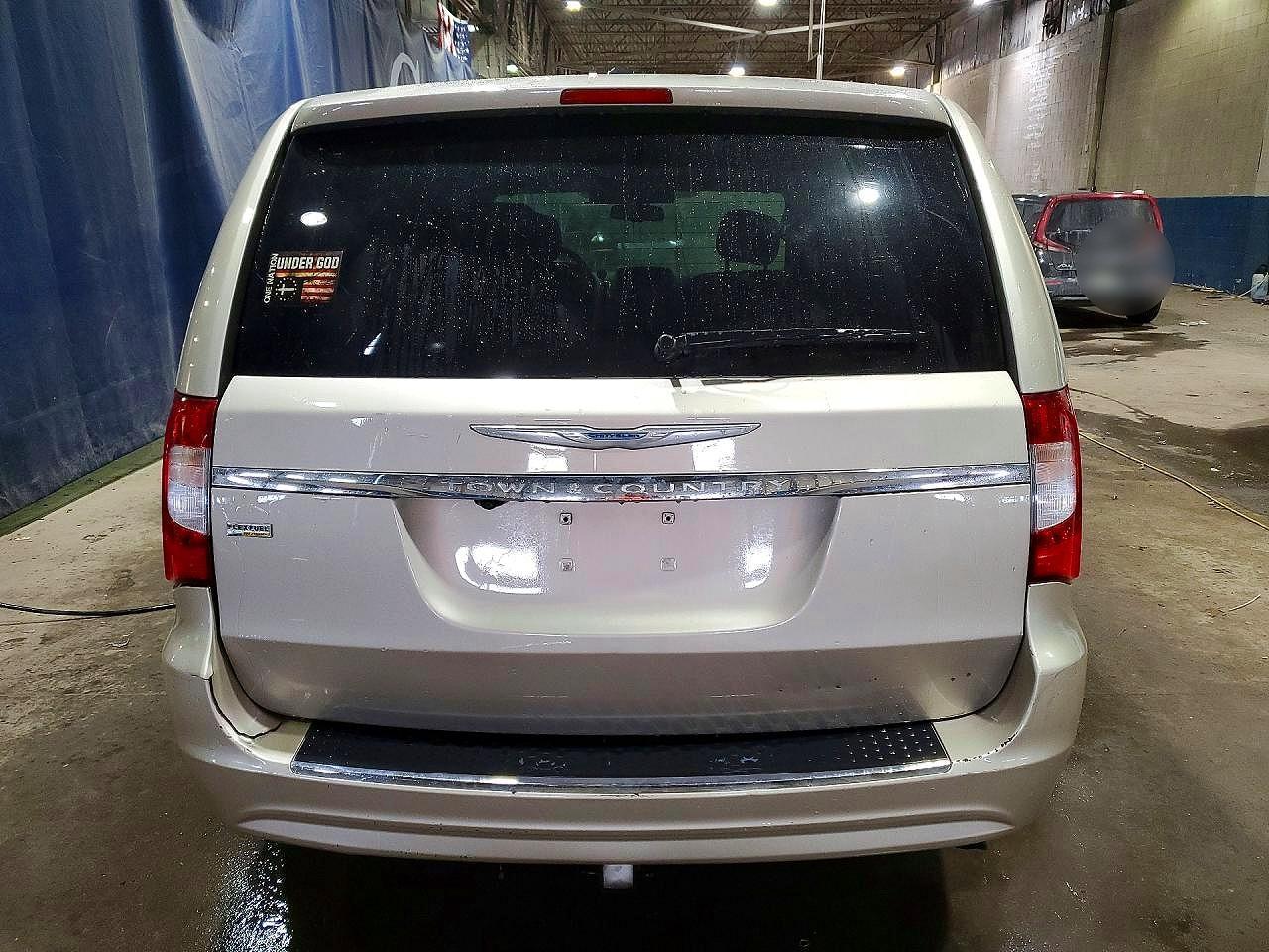 2014 Chrysler Town & Country Touring - Image 6