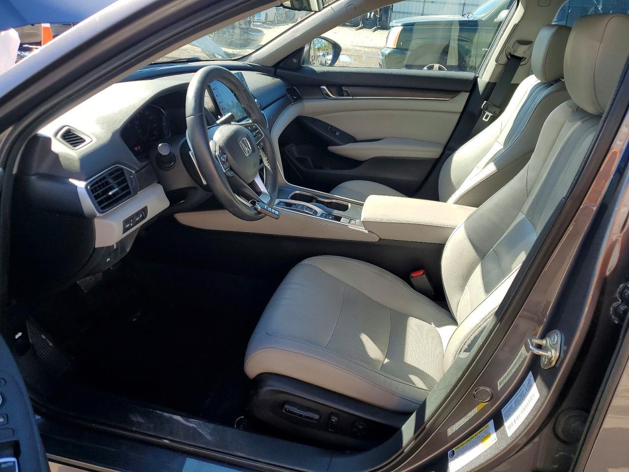 2018 Honda Accord Touring Hybrid - Image 7