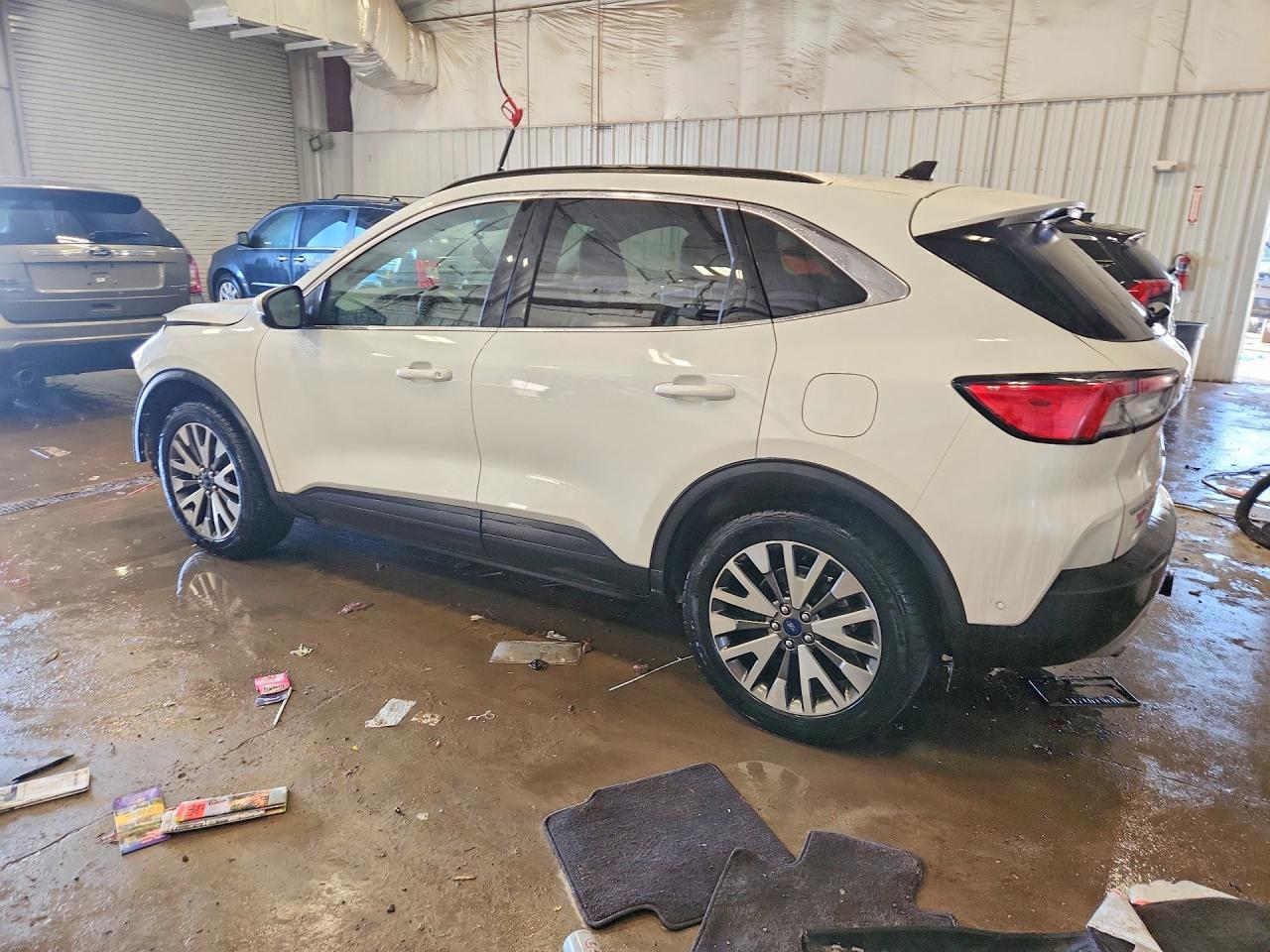 2020 Ford Escape Titanium - Фото 2
