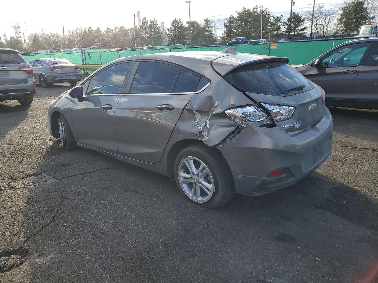 2018 Chevrolet Cruze Lt - Image 2