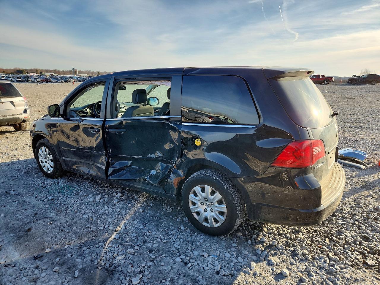 2013 Volkswagen Routan S - Image 2