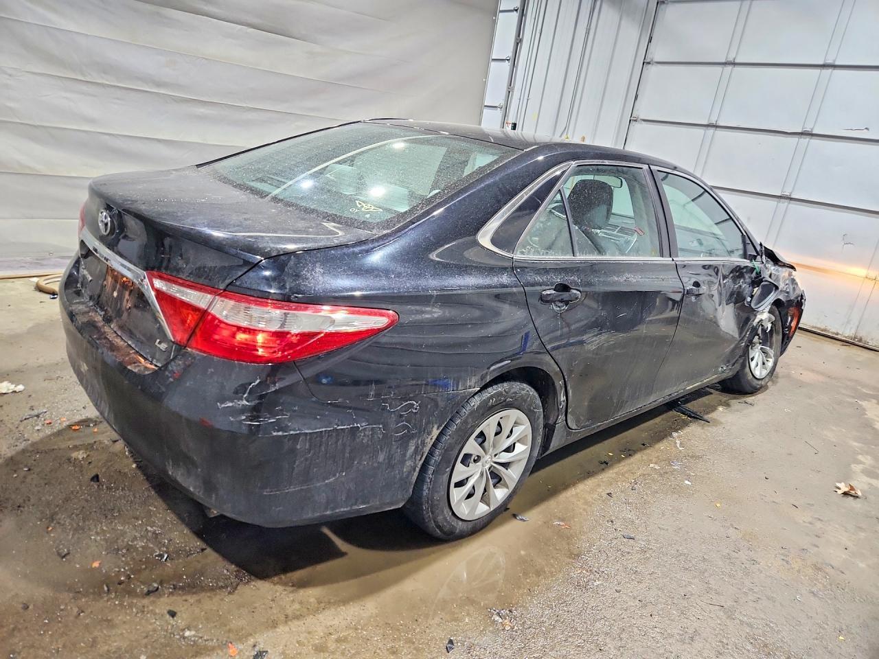 2016 Toyota Camry Le - Фото 3