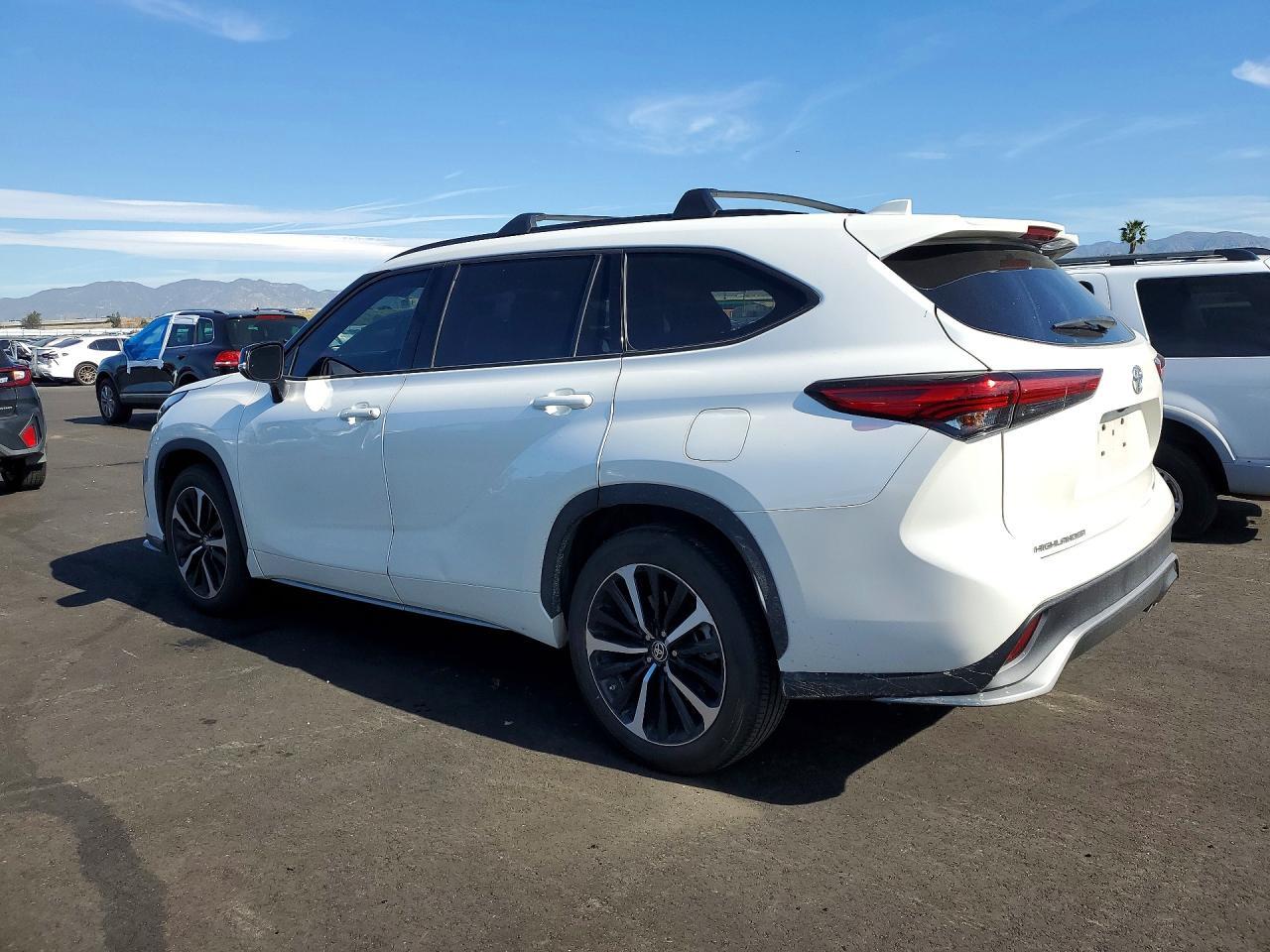 2021 Toyota Highlander - Image 2