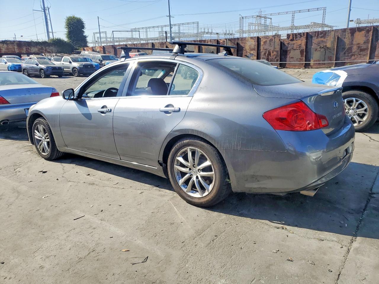 2010 Infiniti G37 Base - Фото 2