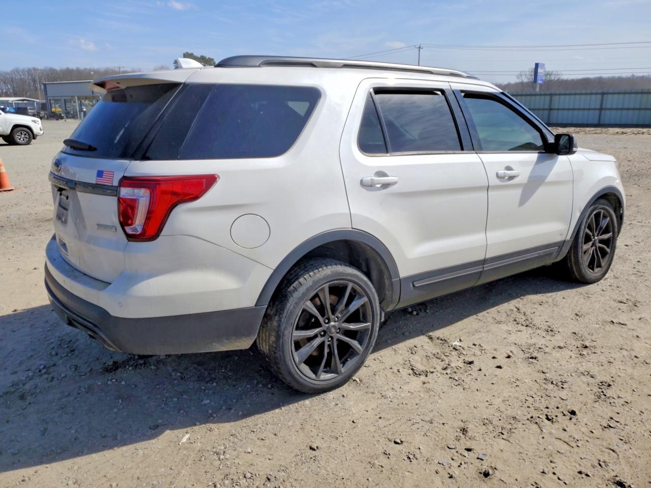 2017 Ford Explorer Xlt - Image 3
