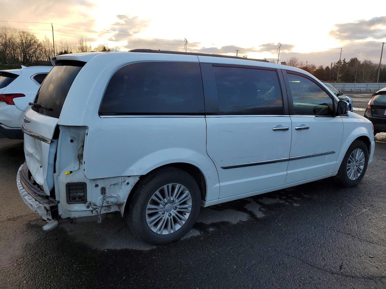 2015 Chrysler Town & Country Touring L - Фото 3