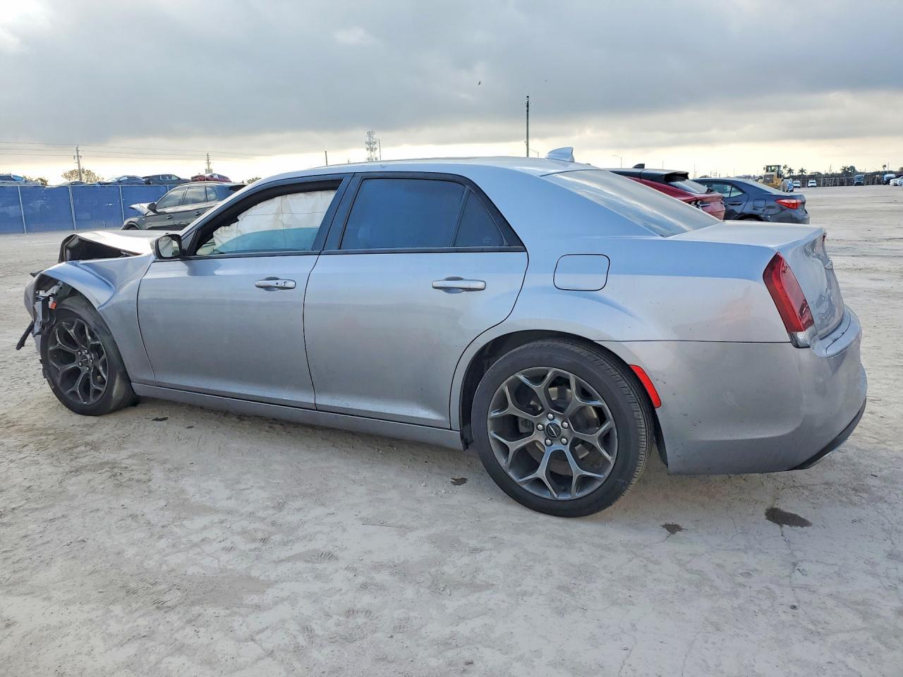 2018 Chrysler 300 S - Фото 2