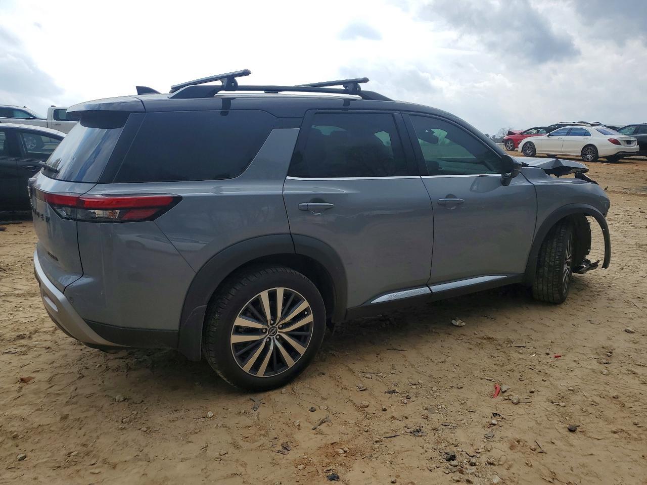 2022 Nissan Pathfinder Platinum - Фото 3