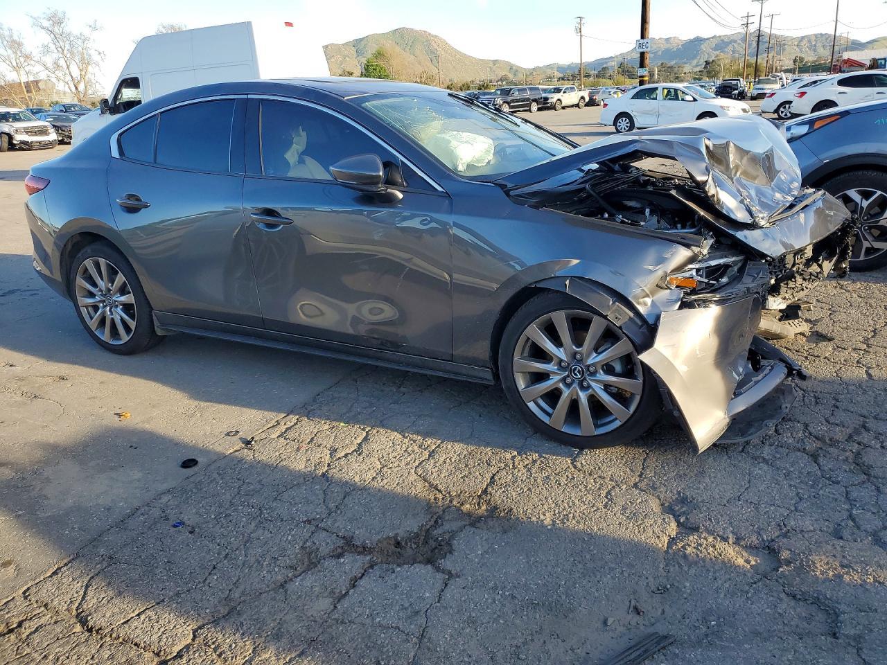 2022 Mazda 3 Premium - Image 4
