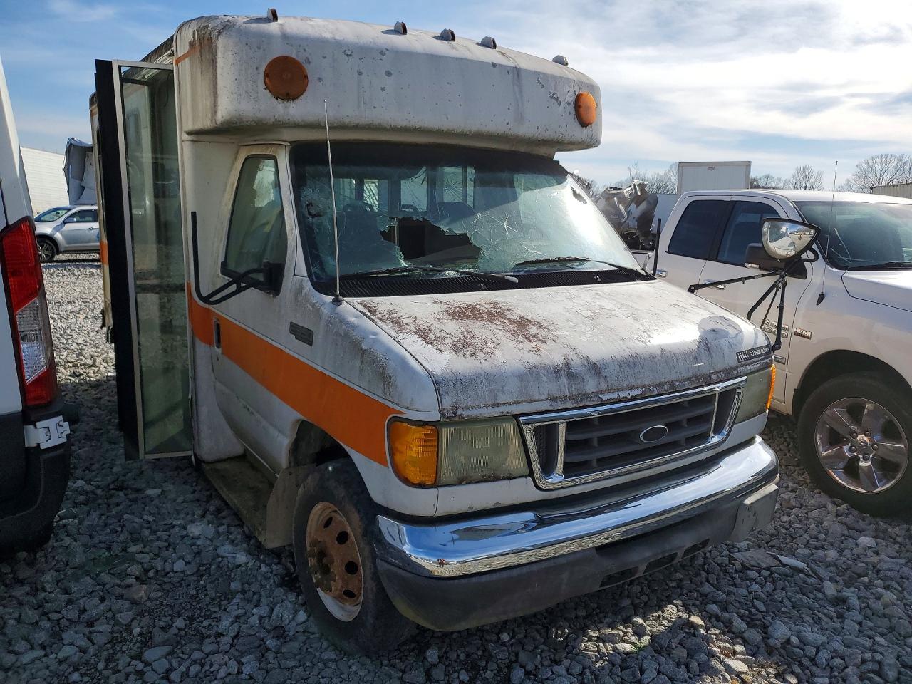 2005 Ford E350 Shuttle Bus - Image 4