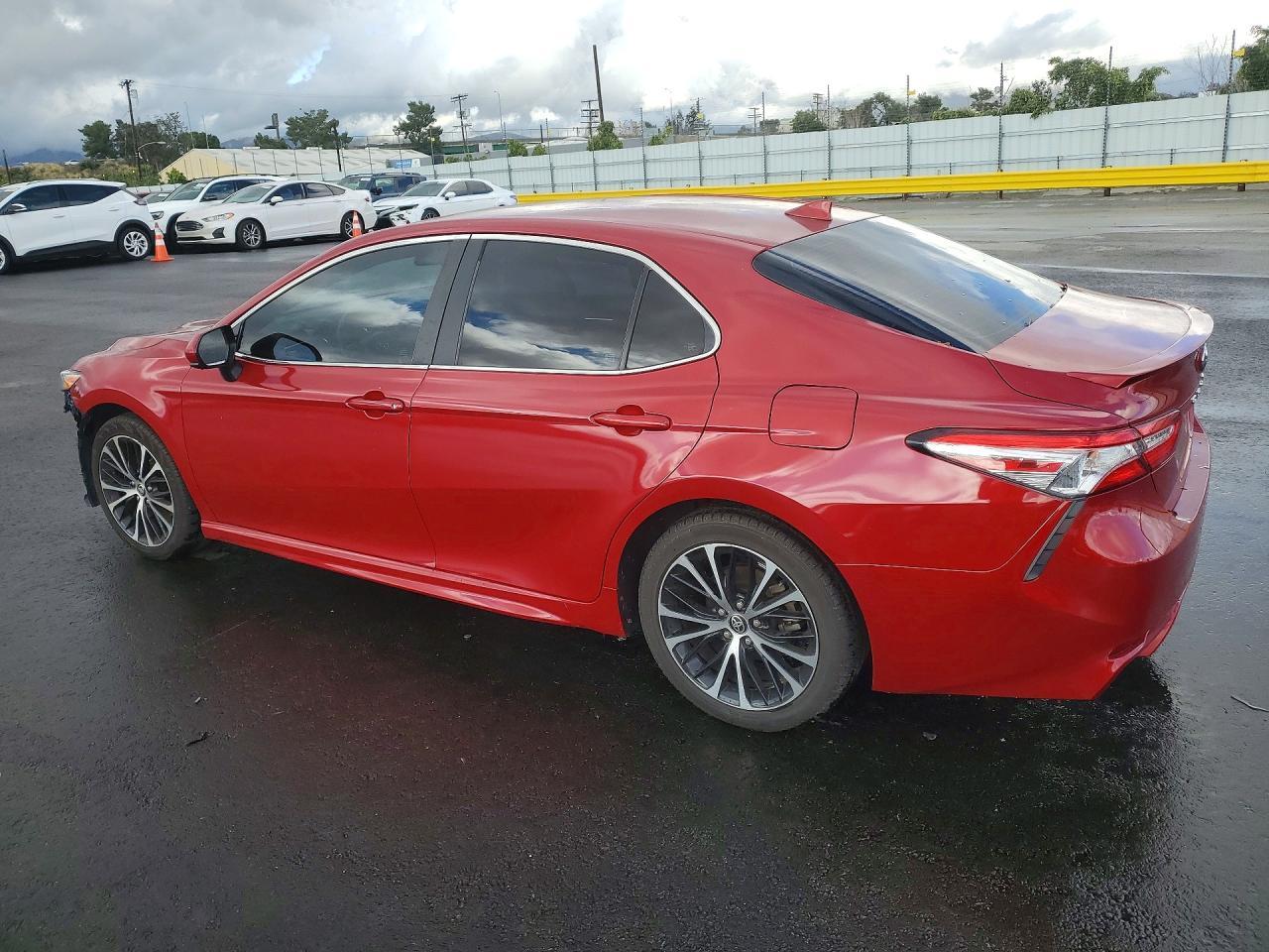 2020 Toyota Camry Se - Фото 2