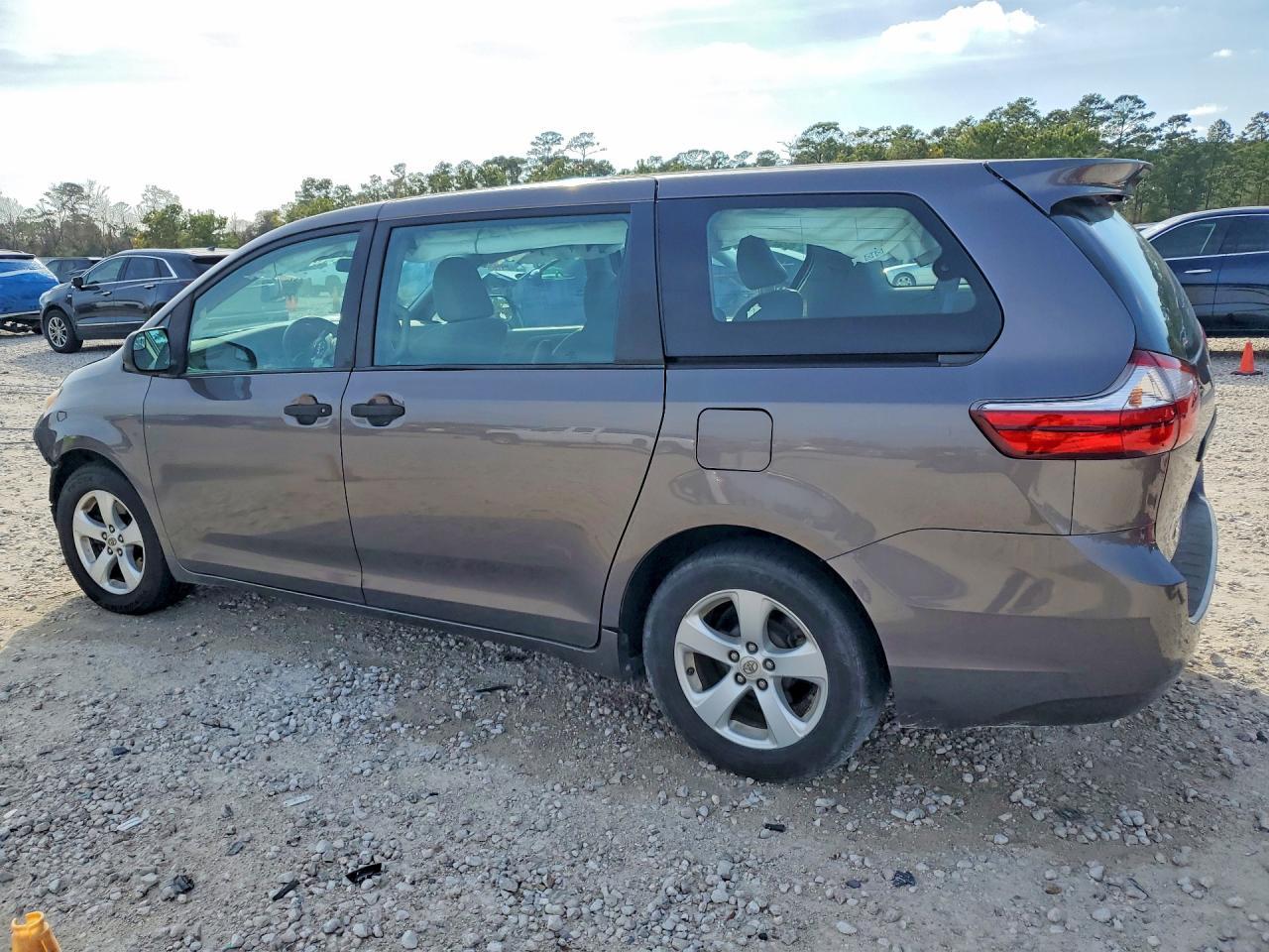 2017 Toyota Sienna L 7-Passenger - Фото 2