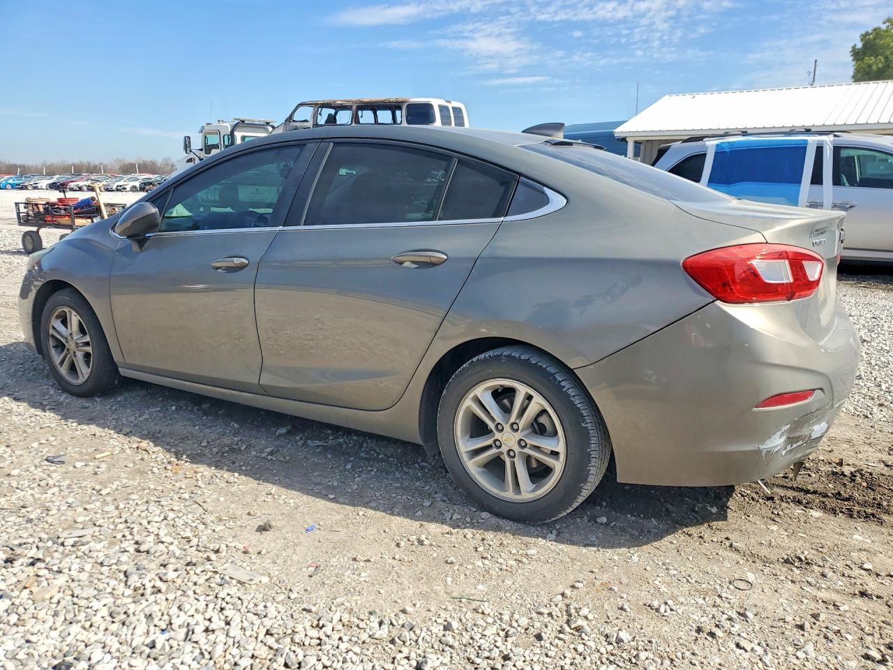 2017 Chevrolet Cruze Lt - Фото 2