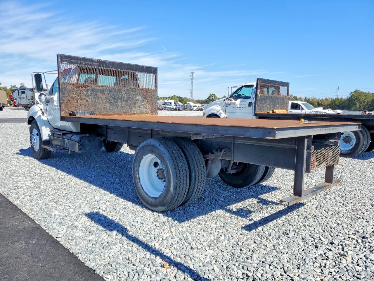 2013 Ford F650 Super Duty Flatbed Truck - Фото 2