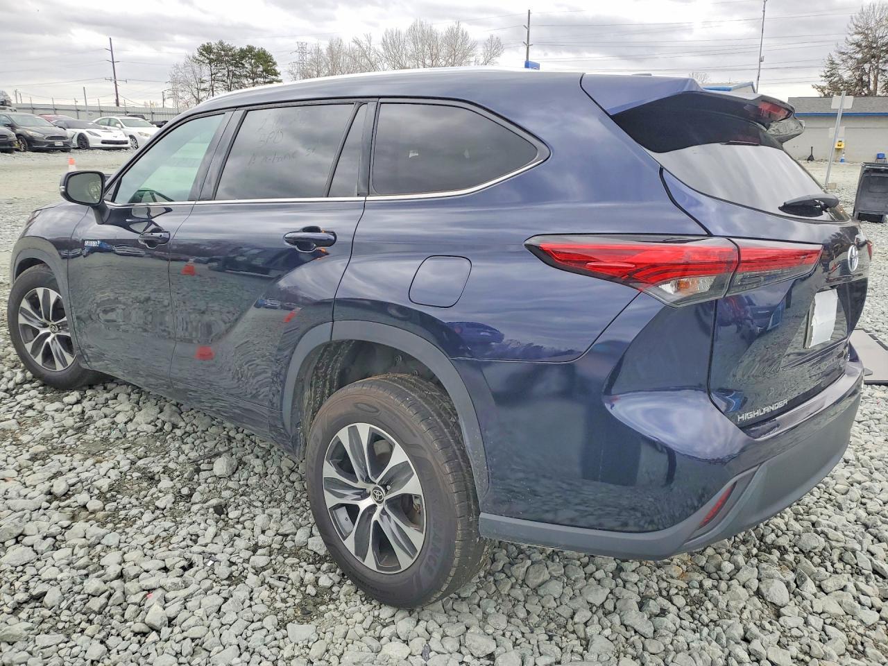 2021 Toyota Highlander Hybrid Xle - Image 2
