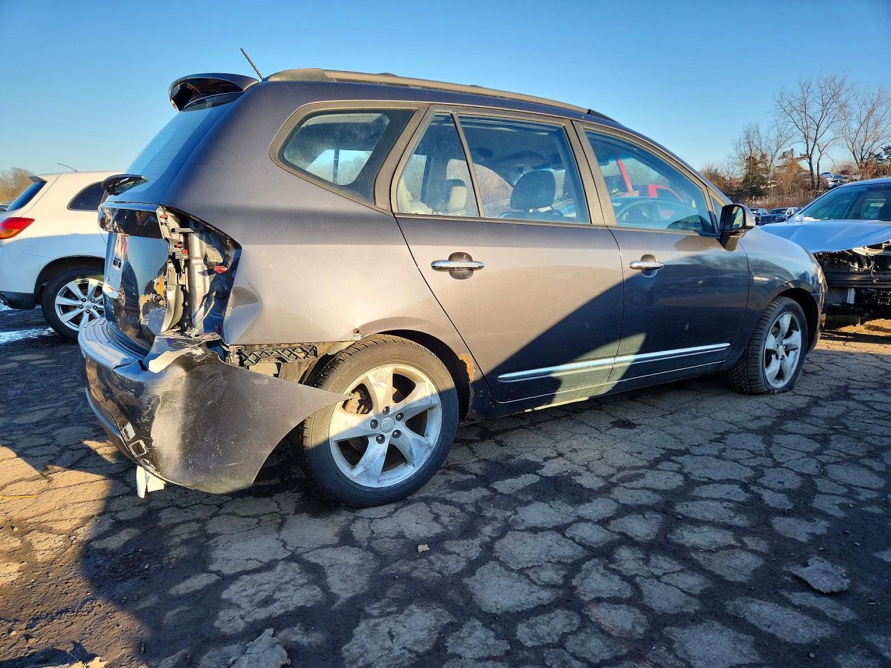 2008 Kia Rondo Lx - Image 3