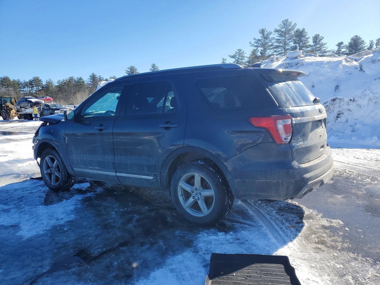 2017 Ford Explorer Xlt - Фото 2