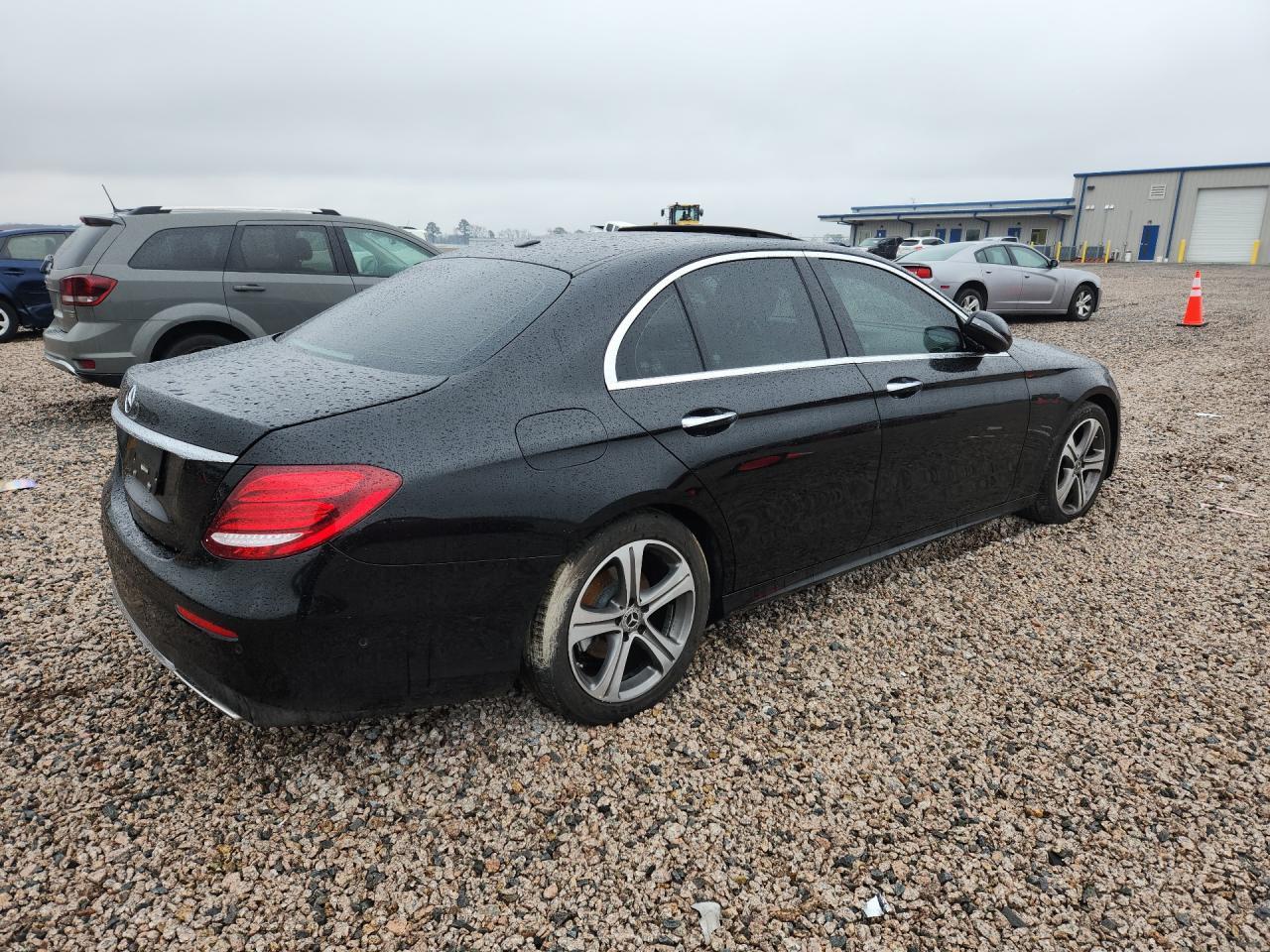 2018 Mercedes-Benz E 300 - Фото 3