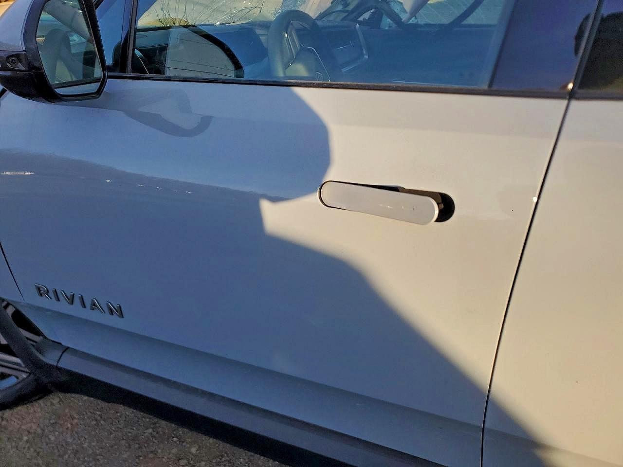 2025 Rivian R1S Adventure - Фото 7