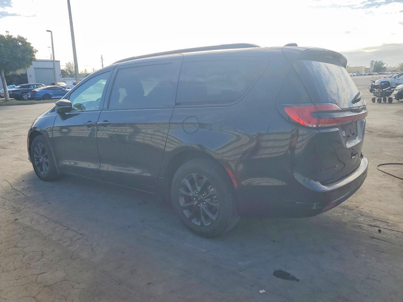2021 Chrysler Pacifica Touring L - Фото 2