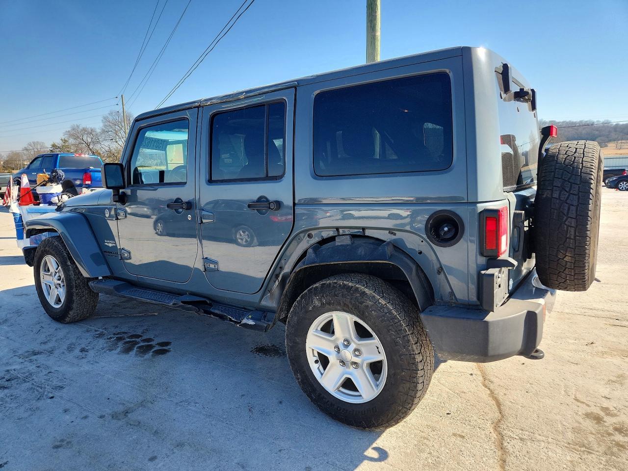 2014 Jeep Wrangler Unlimited Sahara - Image 2