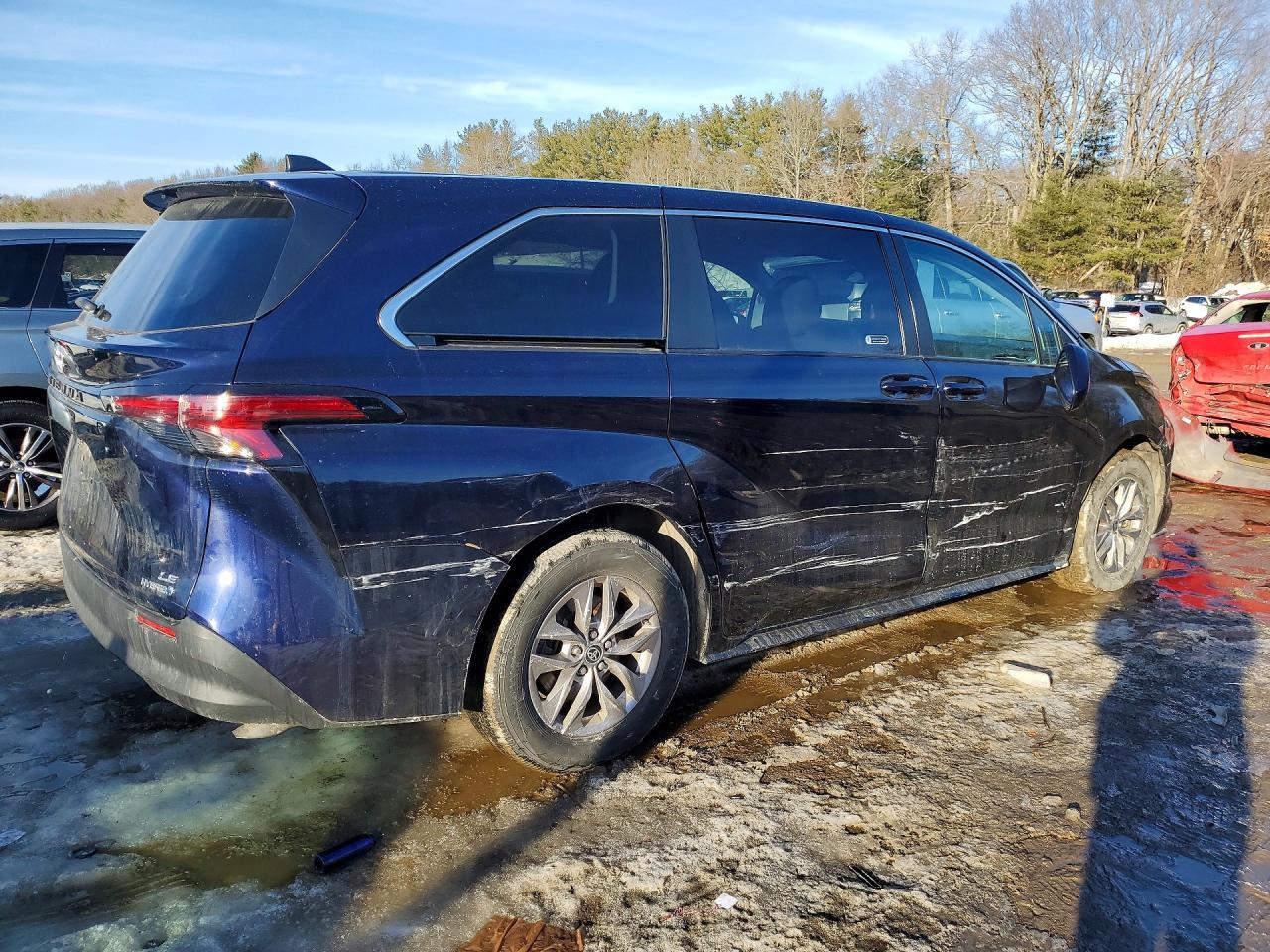 2022 Toyota Sienna Le 8-Passenger - Image 3