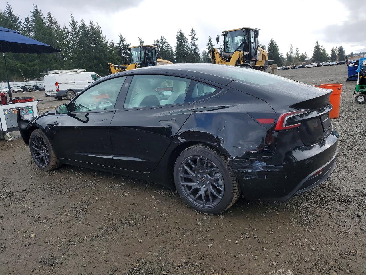 2025 Tesla Model 3 - Фото 2