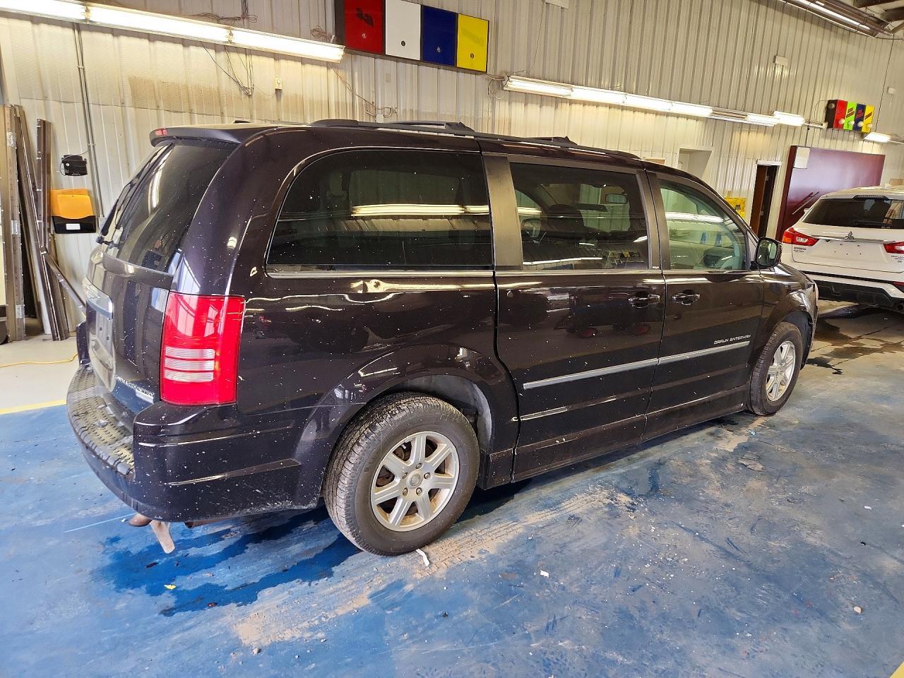 2010 Chrysler Town & Country Touring - Image 3