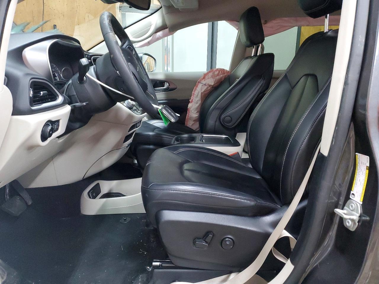 2023 Chrysler Pacifica Touring L - Image 7