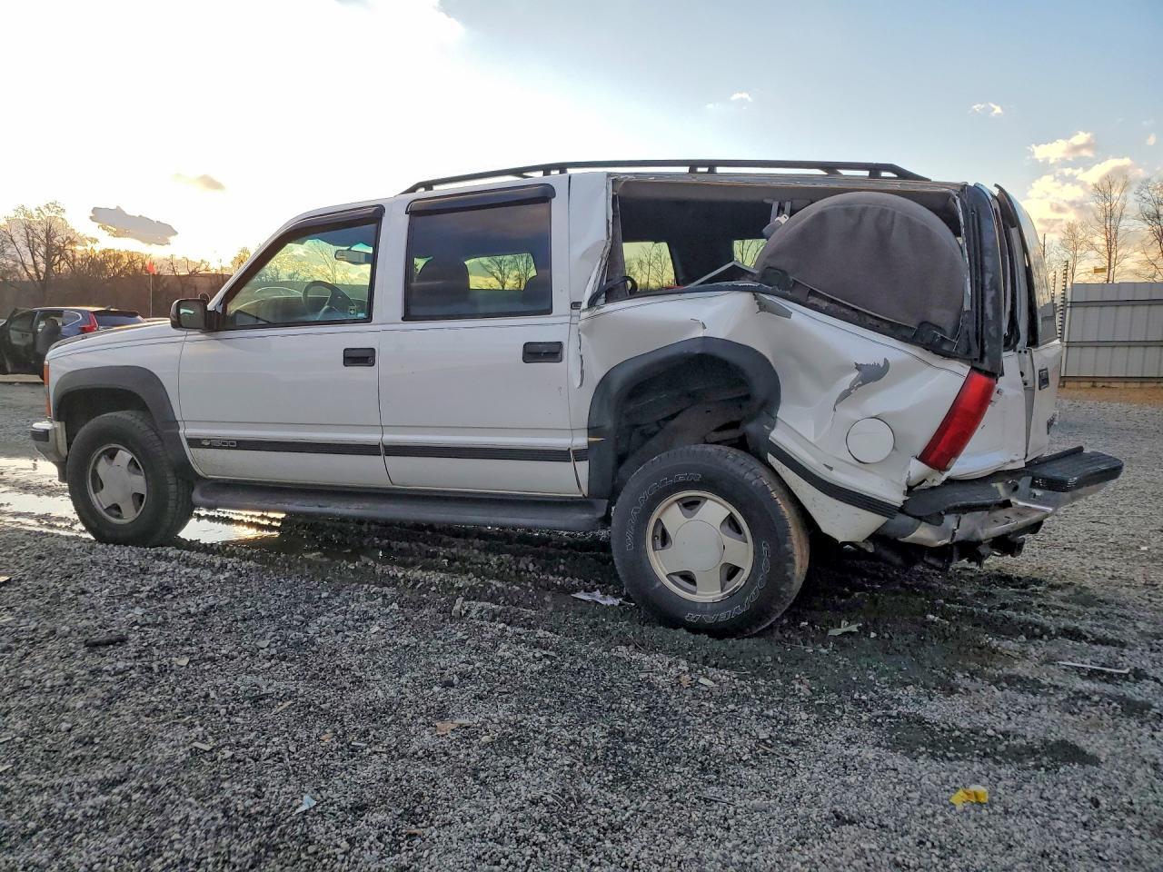 1999 Chevrolet Suburban K1500 - Фото 2