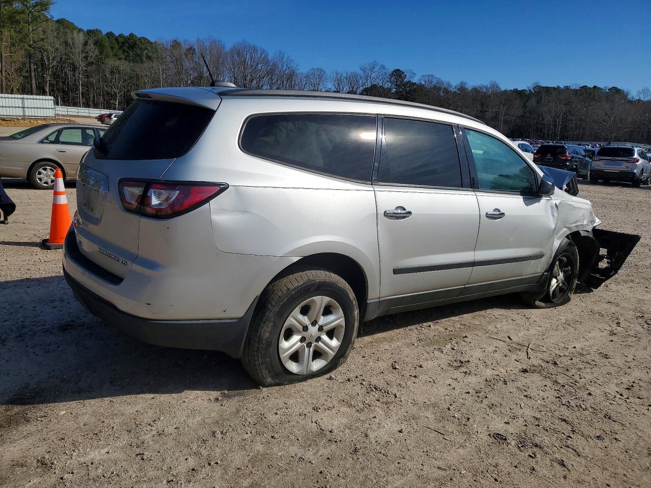 2016 Chevrolet Traverse Ls - Image 3