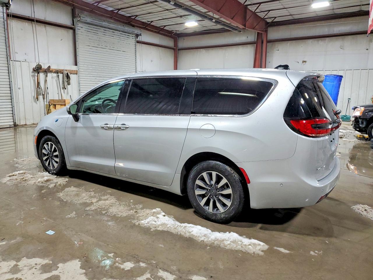 2023 Chrysler Pacifica Hybrid Touring L - Image 2
