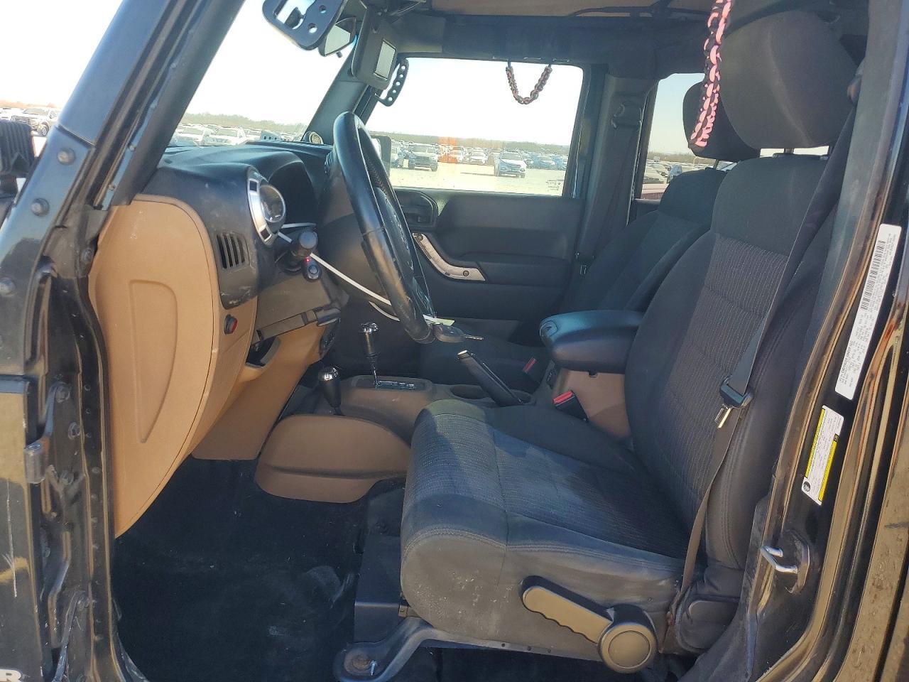2012 Jeep Wrangler Unlimited Sahara - Image 7