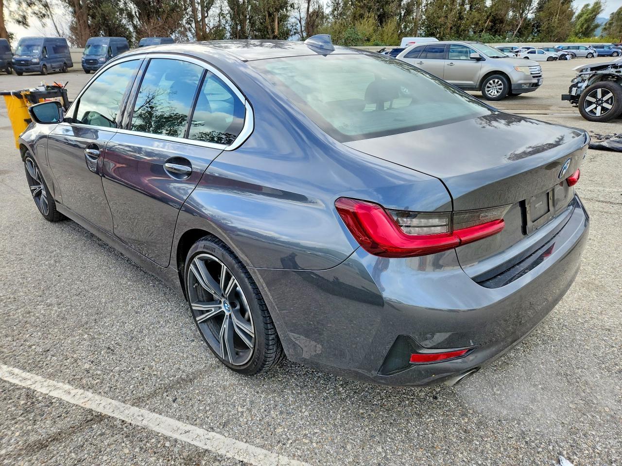 2022 BMW 330E - Фото 2