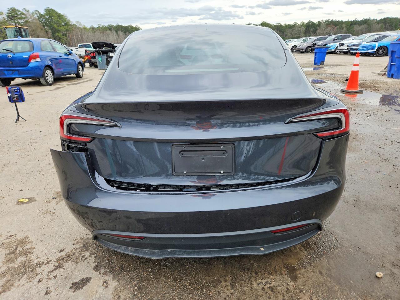 2025 Tesla Model 3 - Фото 6