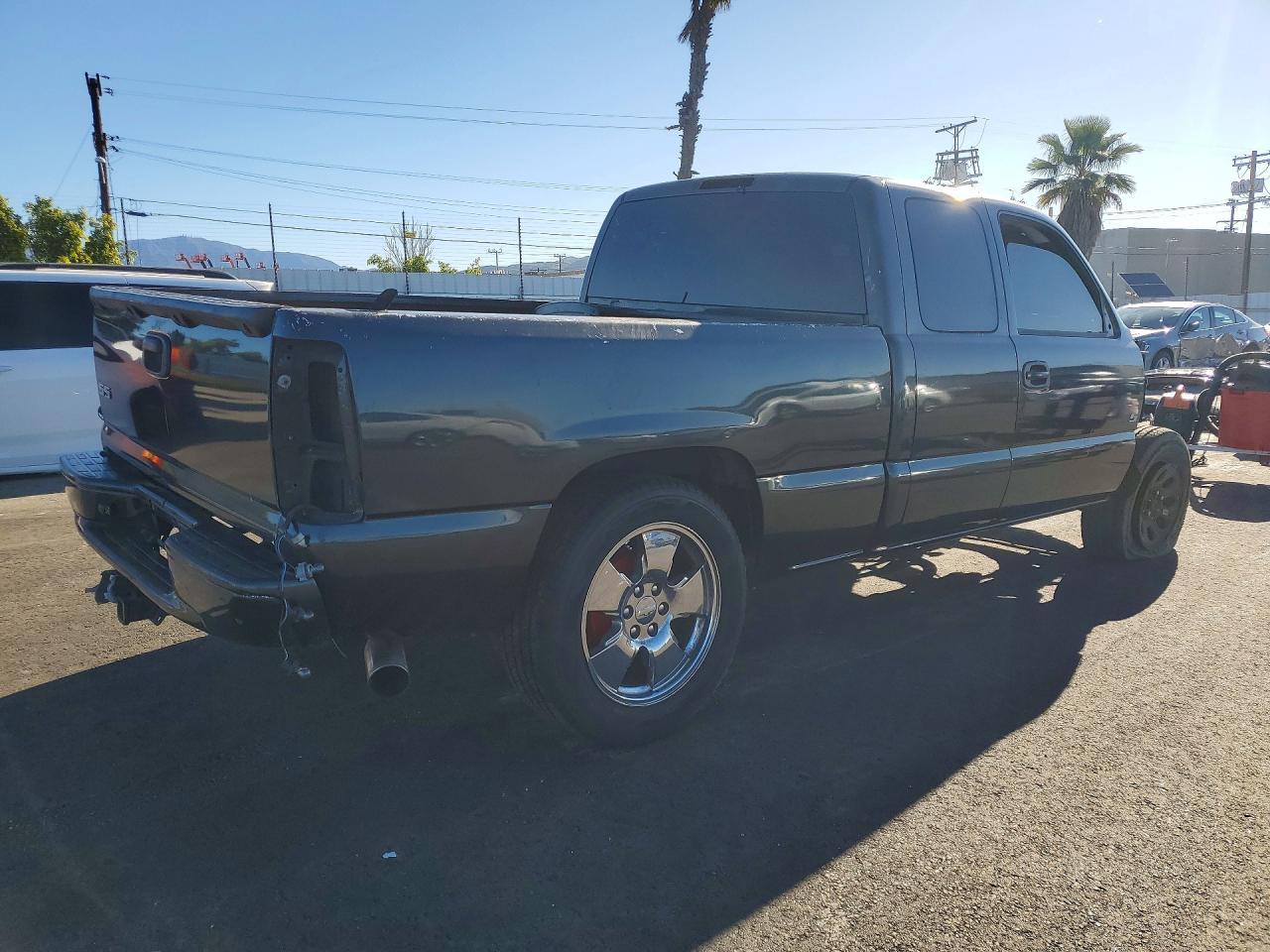 2005 Chevrolet Silverado - Image 3