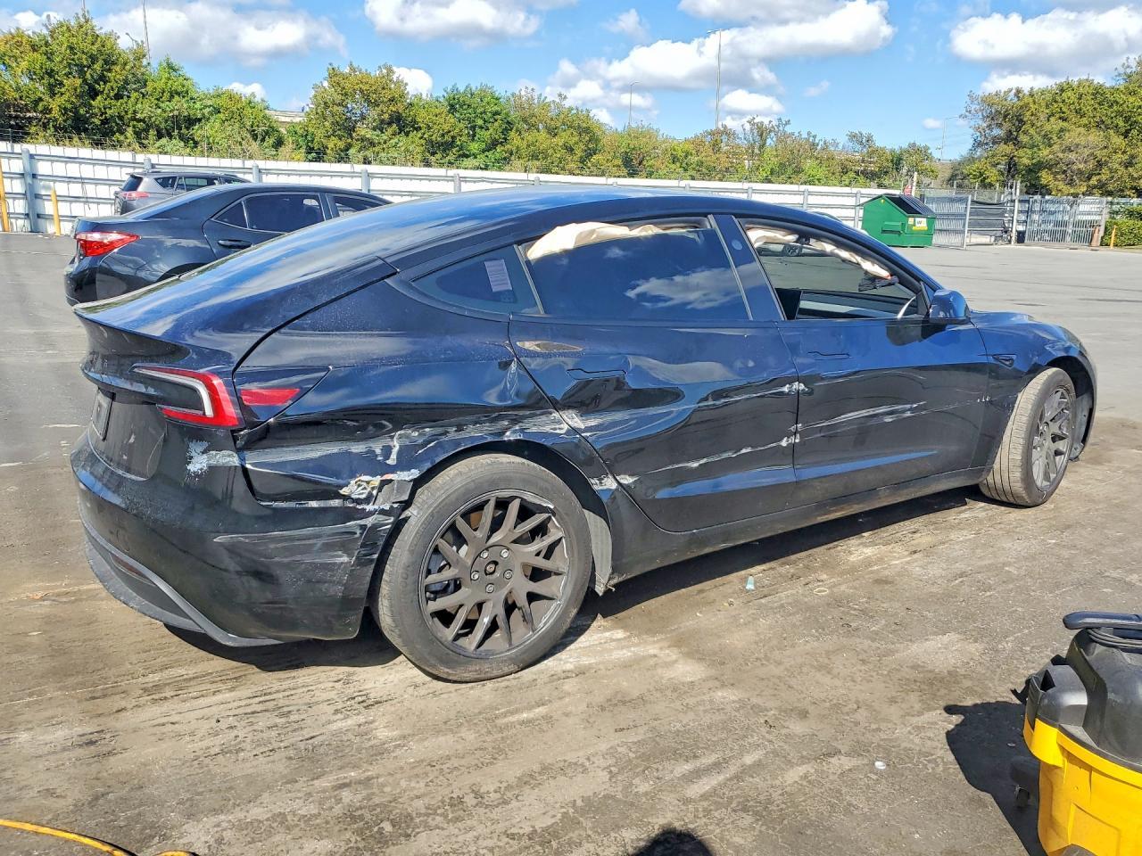 2025 Tesla Model 3 - Фото 3