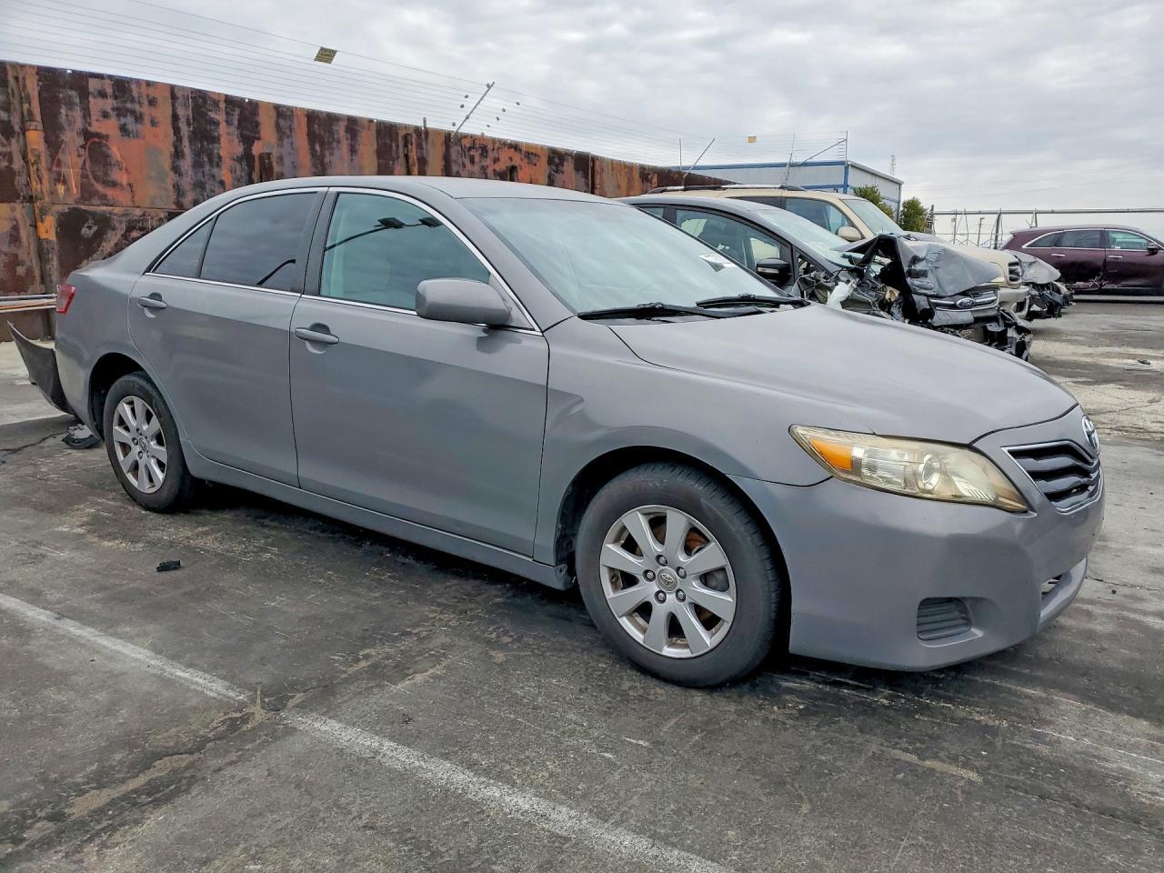 2011 Toyota Camry Le - Фото 4