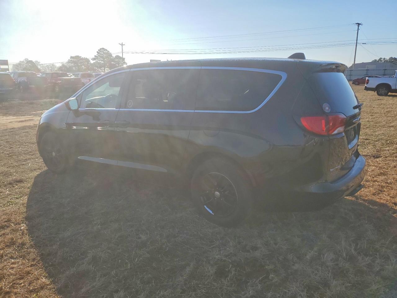 2017 Chrysler Pacifica Lx - Image 2