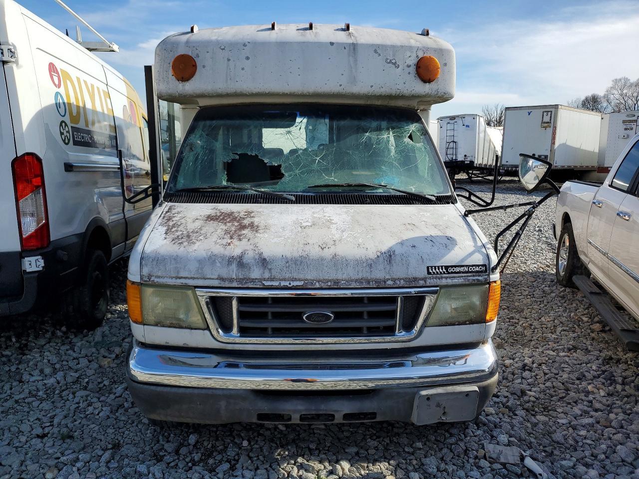 2005 Ford E350 Shuttle Bus - Image 5