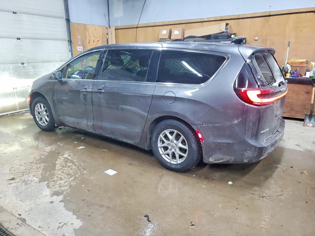 2023 Chrysler Pacifica Touring L - Image 2