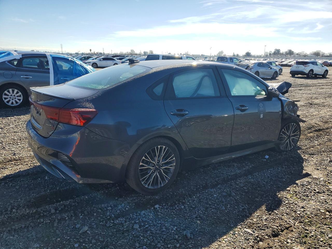2023 Kia Forte Gt Line - Image 3