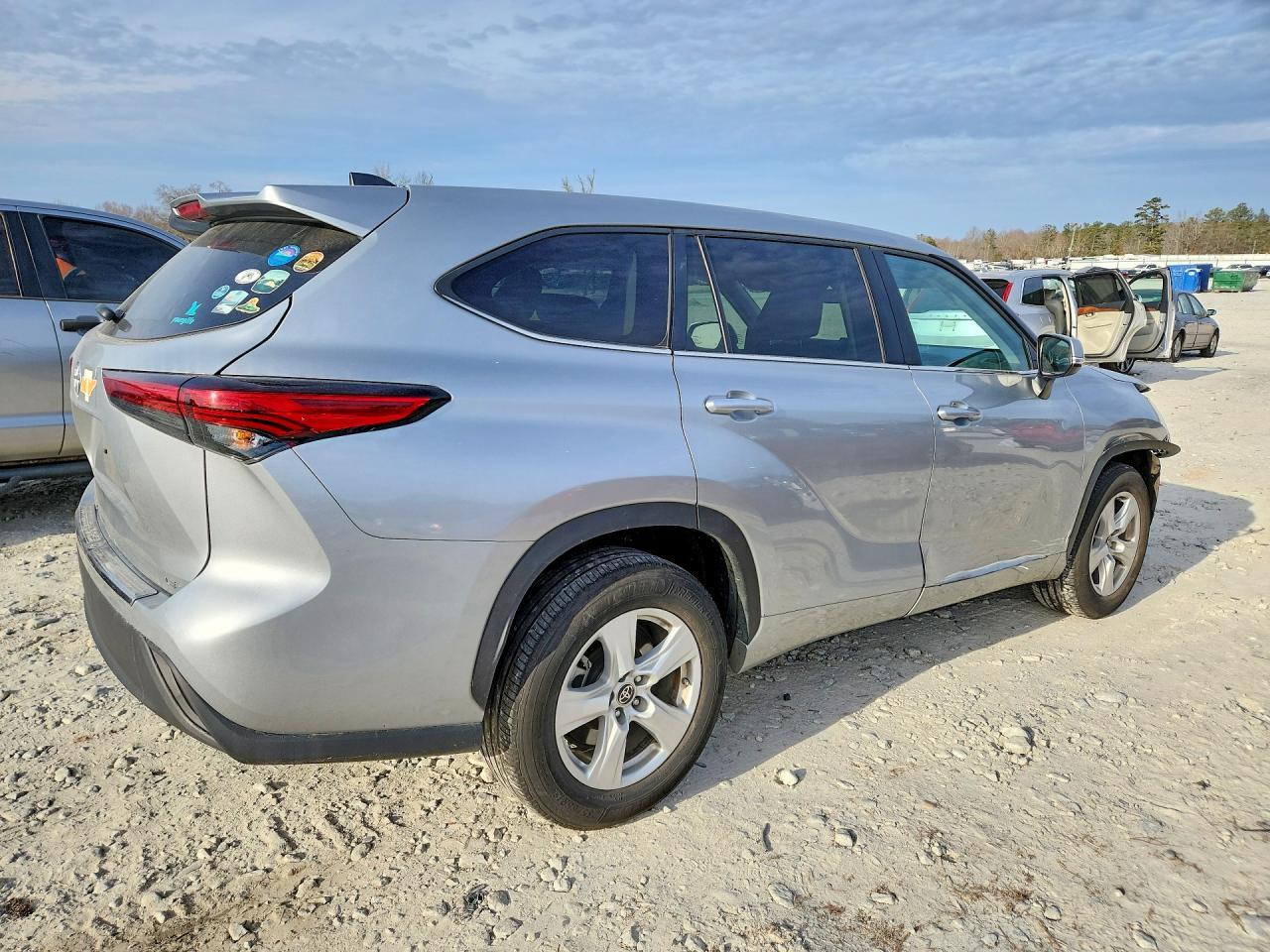 2023 Toyota Highlander L - Фото 3