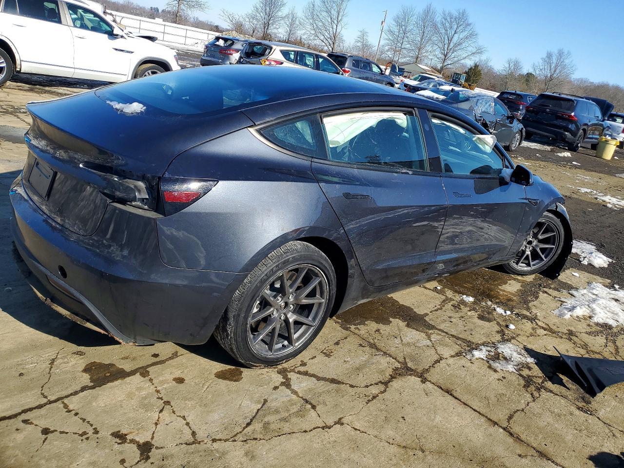 2025 Tesla Model 3 - Фото 3